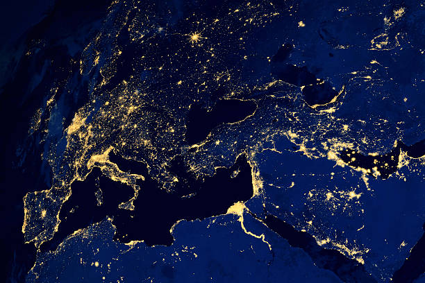 спутниковое карты европейских городов ночь - globe earth space high angle view стоковые фото и изображения