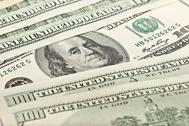 istock Fragments amerikaniskih dollars 525351157