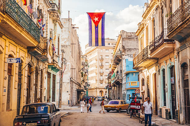 street with cuban flag in havana - 古巴 個照片及圖片檔