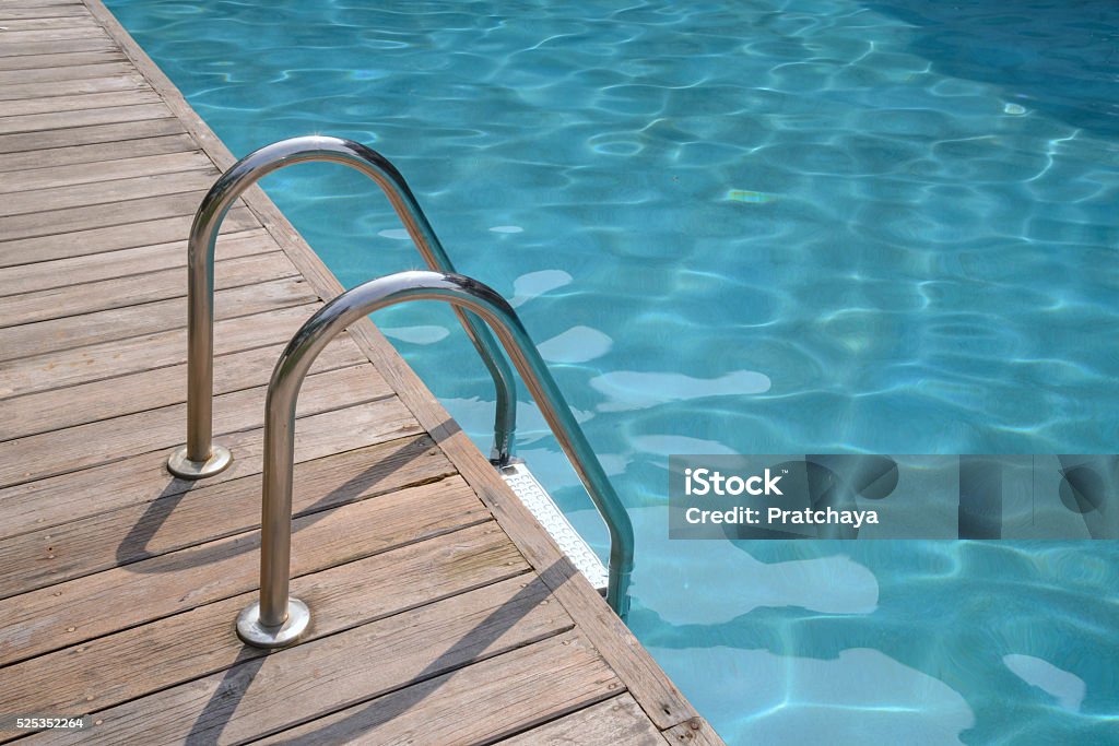 Metall-Wendeltreppe zum Eingang zum Swimmingpool - Lizenzfrei Stahl Stock-Foto