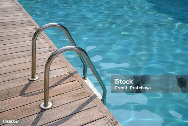 Metallwendeltreppe Zum Eingang Zum Swimmingpool Stockfoto und mehr Bilder von Stahl - Stahl, Schwimmbecken, Am Rand