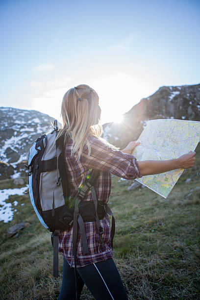 女性の高い山でのハイキングマップを見にトラック - mountain climbing pursuit women sunset ストックフォトと画像