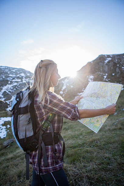 pieszych turystów w wysokich górach czytać mapy w kierunkach-szwajcaria - mountain climbing pursuit women sunset zdjęcia i obrazy z banku zdjęć