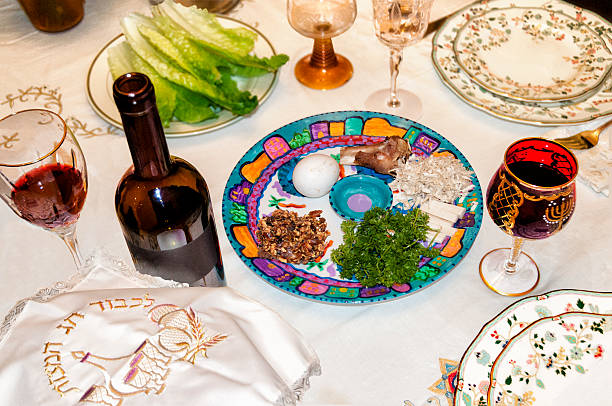 традиционные песах седер таблица - passover matzo wine wine bottle стоковые фото и изображения