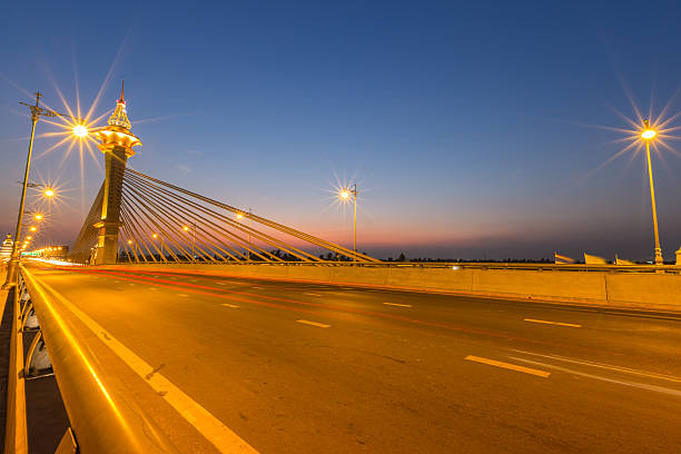 マハ chetsada bodinthranuson ブリッジの夕暮れ - suspension bridge 写真 ストックフォトと画像