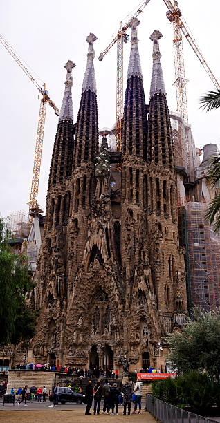 La Famosa Catedral De La Sagrada Familia En Barcelona Foto de stock y más  banco de imágenes de Antonio Gaudí - iStock