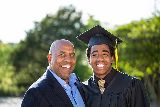 père afro-américain et fils sur jour de la remise des diplômes - high school photos photos et images de collection