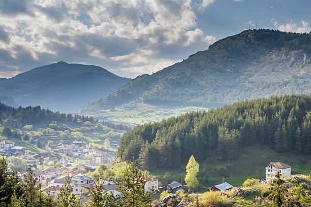 aldeia de yagodina. rhodope montanhas, a bulgária. - eastern europe mountain range mountain village imagens e fotografias de stock