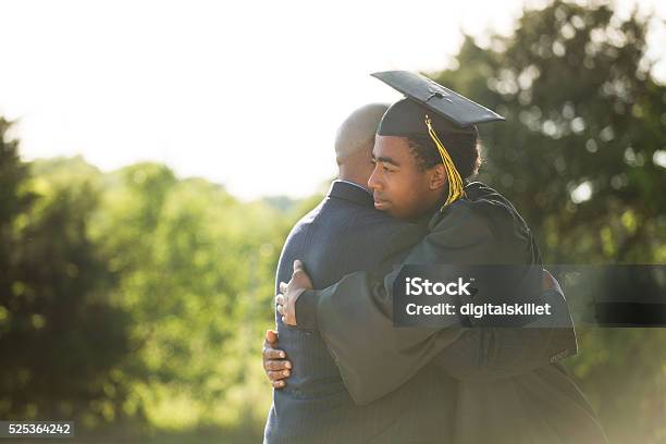 African American Padre E Hijo En El Día De La Graduación Foto de stock y más banco de imágenes de Graduación