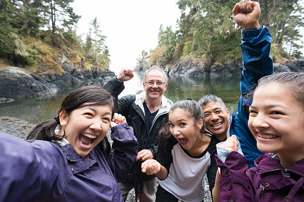 hikers grupo autofoto de vida silvestre de lluvia en la playa, canadá - canadá fotos fotografías e imágenes de stock