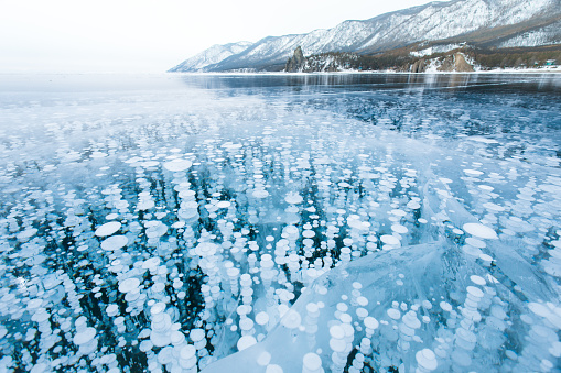 Metano burbujas de gas de hielo congelado en claro photo