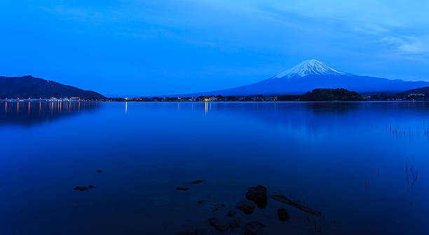 istock Mount fuji at Lake kawaguchiko. 525367292