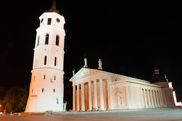 istock Night church in Vilnius 525367901