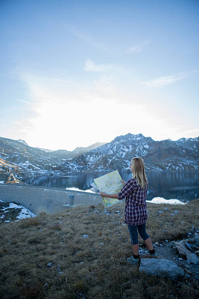 woman ハイキングホテルからの道順マップ-アルプス山の中の湖 - mountain climbing pursuit women sunset ストックフォトと画像