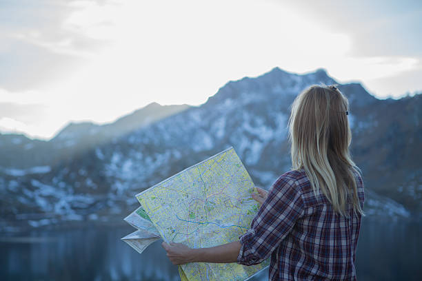 zbliżenie kobiety turysta piesze wędrówki w górach czytać mapy-wskazówki - mountain climbing pursuit women sunset zdjęcia i obrazy z banku zdjęć