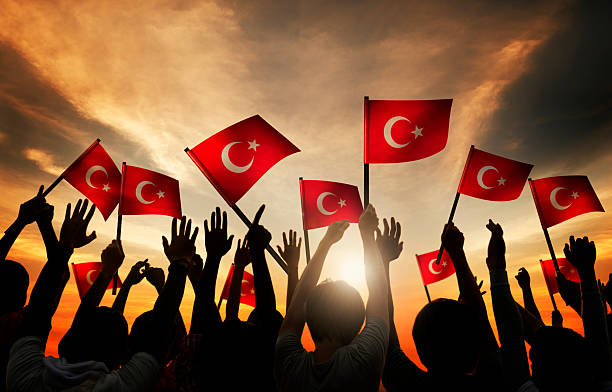 grupo de personas, agitando la bandera de turquía - bandera turca fotografías e imágenes de stock