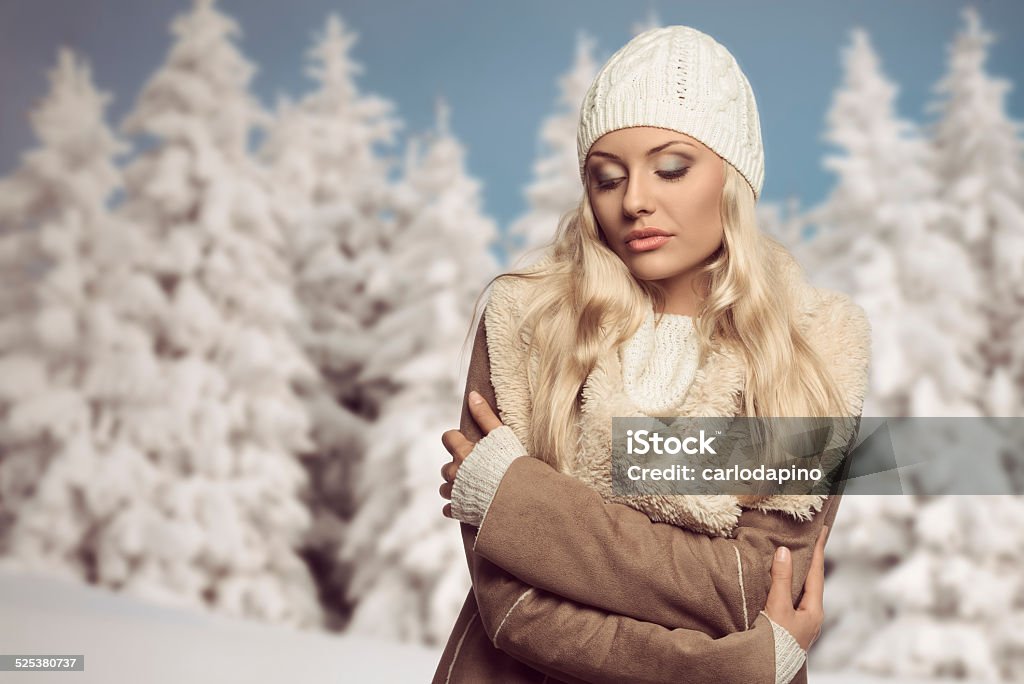 Frío Mujer Con Ropa De Invierno Foto de stock y más banco de