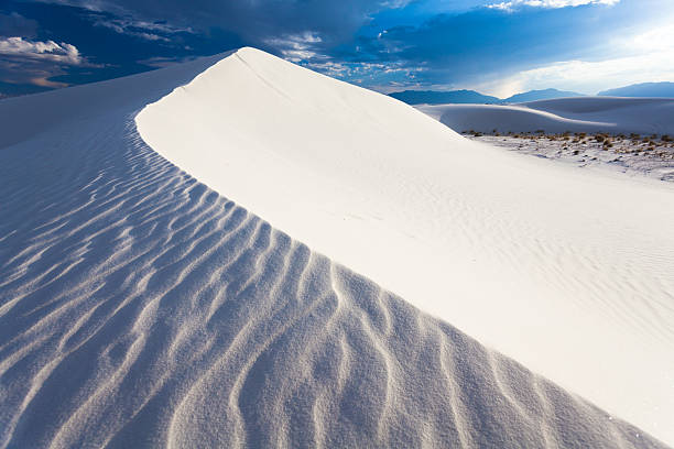 las blancas arenas de dunas en whitesands parque natural, ee.uu. - white sands national monument fotografías e imágenes de stock