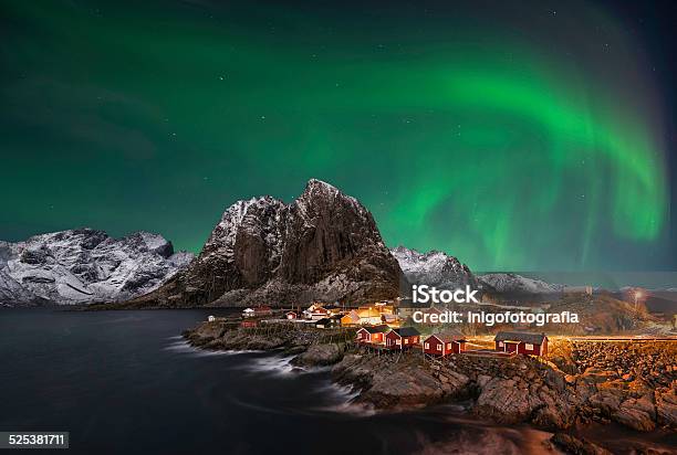 Hamnoy Nothern Luces Foto de stock y más banco de imágenes de Lofoten - Lofoten, Noruega, Aurora boreal