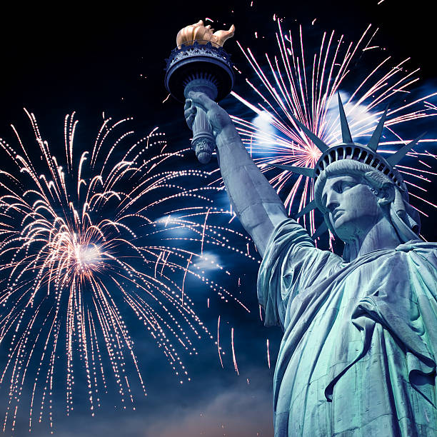 estatua de la libertad en la noche y fuegos artificiales, nueva york, estados unidos - statue of liberty new york city statue usa fotografías e imágenes de stock