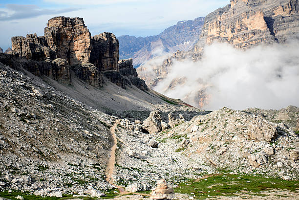 Sentiero di montagna nelle Alpi italiane - foto stock
