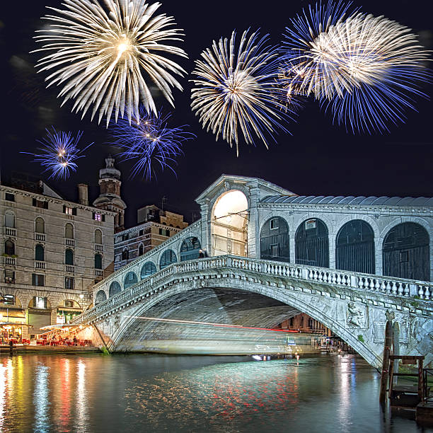 venedig, italien, feuerwerk über der rialto-brücke bei nacht - venice italy italy rialto bridge italian culture stock-fotos und bilder