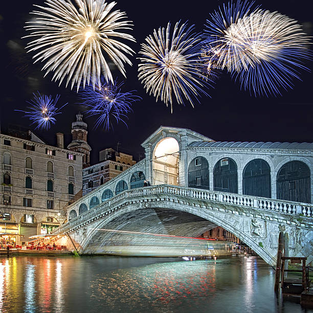 feux d'artifice au-dessus de venise, le pont du rialto, de nuit - venice italy rialto bridge bridge veneto photos et images de collection