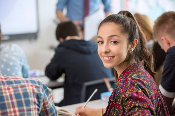 porträt eines teenagers im klassenzimmer - schüler der sekundarstufe stock-fotos und bilder