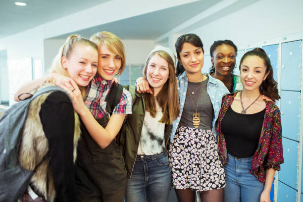 portrait de groupe d’étudiantes joyeuses debout dans un vestiaire - collégienne photos et images de collection