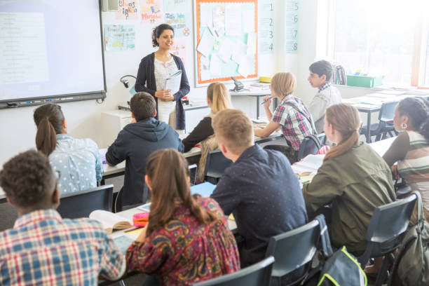 enseignant et élèves en classe pendant la leçon - niveau collège lycée photos et images de collection