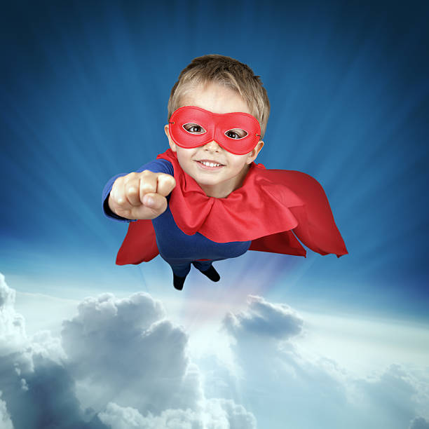 super-héros enfant volant au-dessus des nuages - superhero child creativity little boys photos et images de collection