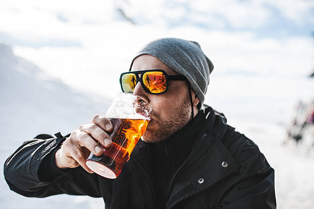 esquiador beber una cerveza en después de esquiar - beer ski apres ski snow fotografías e imágenes de stock