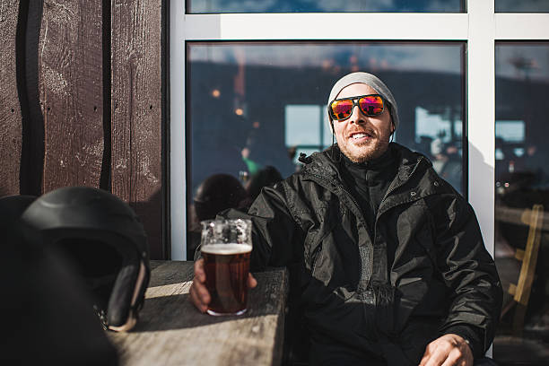 skifahrer trinkt bier après-ski - beer ski apres ski snow stock-fotos und bilder