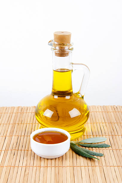 olio d'oliva e miele - chinese medicine herb pill nutritional supplement foto e immagini stock
