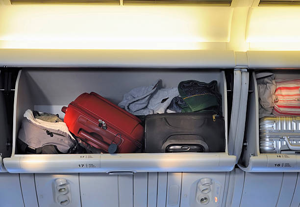 armazenamento de bagagem - carry on luggage - fotografias e filmes do acervo