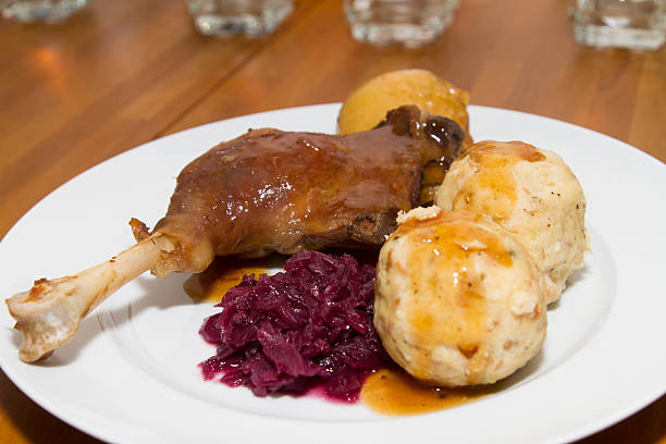 knusprige gaensekeulen - goose roasted gänsebraten weihnachtsgans foto e immagini stock