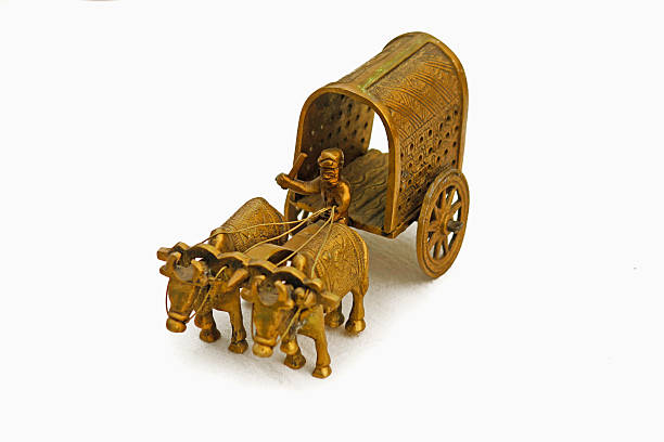 istock Antique Finish Brass Bullock Cart Sculpture 525433599