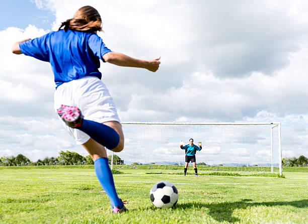 jogadores de futebol feminino - soccer player kicking soccer goalie imagens e fotografias de stock