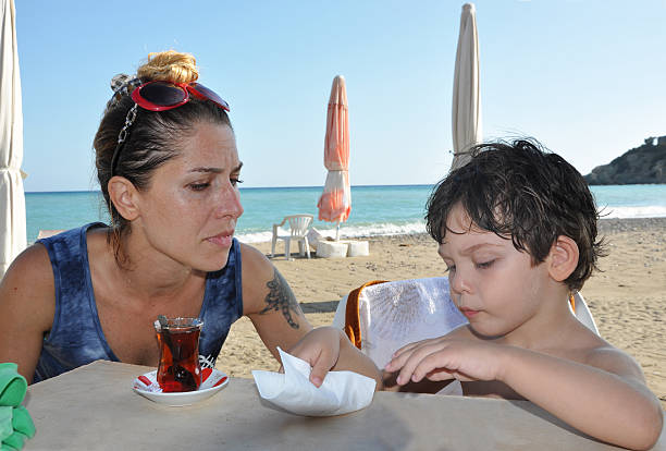 jouer - beach on child the photos et images de collection