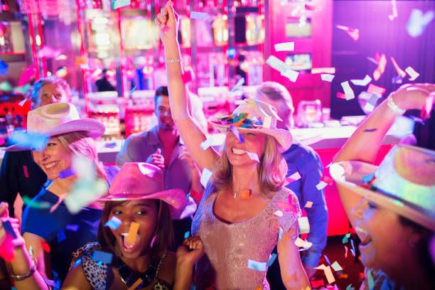 konfetti fällt auf frauen mit cowboyhüten, die im nachtclub tanzen - bachelorette party stock-fotos und bilder