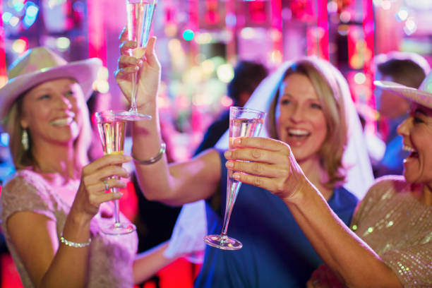 frauen stoßen beim junggesellinnenabschied mit champagnerflöten an - bachelorette party stock-fotos und bilder