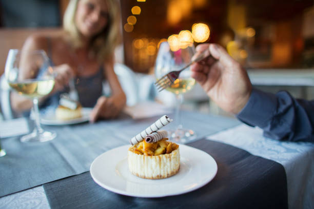 pareja comiendo postre en restaurante de lujo - gourmet fotografías e imágenes de stock