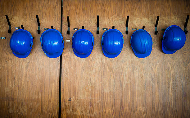conjunto de capacetes de protecção pendurado no cabide - blue helmets imagens e fotografias de stock