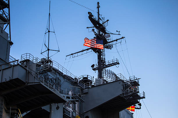 вооружённые силы сша авианосец башня и контроля мост - usa coast guard ship nautical vessel стоковые фото и изображения