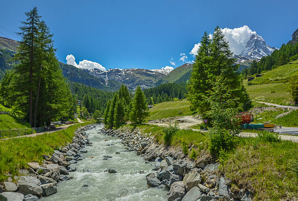 stream nahe matterhorn, schweizer alpen - hill grindelwald village landscape stock-fotos und bilder
