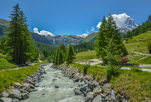 riacho próximo a matterhorn, alpes suíços - hill grindelwald village landscape - fotografias e filmes do acervo