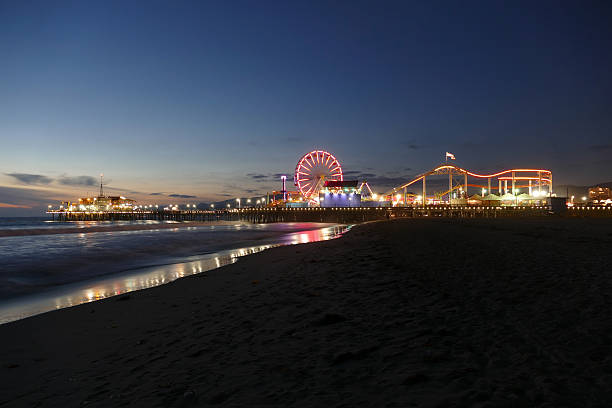 plage et jetée de santa monica de nuit - ferris wheel santa monica pier santa monica wheel photos et images de collection