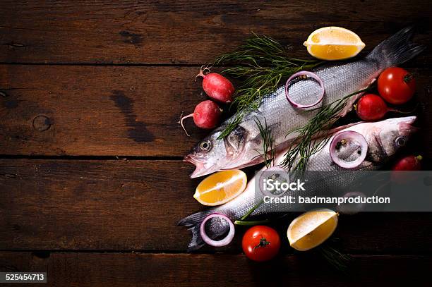 Frischer Barsch Fisch Auf Hölzernen Hintergrund Stockfoto und mehr Bilder von Barsch - Barsch, Bauholz-Brett, Bildhintergrund