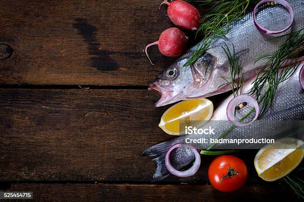 Frischer Bassfish Stockfoto und mehr Bilder von Barsch - Barsch, Bauholz-Brett, Bildhintergrund