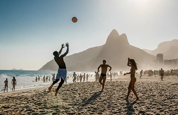 río de janeiro. playa de ipanema. - volley kick fotografías e imágenes de stock